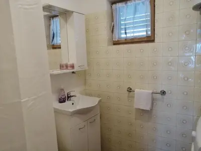 Kupaonica u objektu House B - with spacious terrace and beautiful view