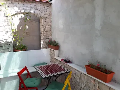 Popločani dio dvorišta ili vanjski dio objekta Baskotin
