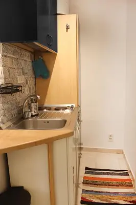 Kuhinja ili čajna kuhinja u objektu Street Garden Apartment
