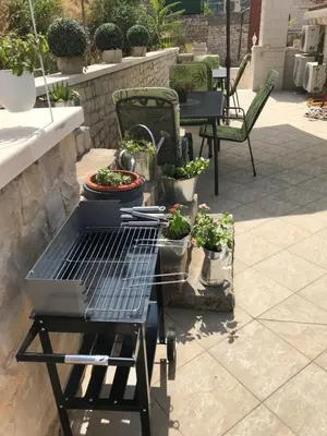 Oprema za roštilj dostupna gostima apartmana
