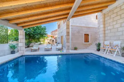 Bazen u objektu Luxury Stone Villa Nevija with heated pool ili u blizini