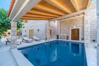 Bazen u objektu Luxury Stone Villa Nevija with heated pool ili u blizini