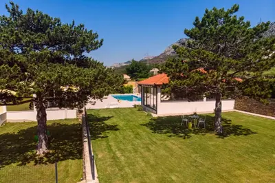 Bazen u objektu Villa Delmati ili u blizini