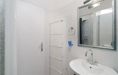 Kupaonica u objektu Two-Bedroom Holiday Home In Postira