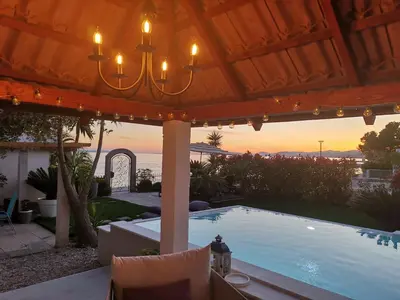 Bazen u objektu Villa Maris- beachfront villa with exclusive pool ili u blizini
