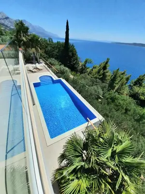 Bazen u objektu 5 stars 2 bedrooms villa BLUE DREAM village Pisak Croatia ili u blizini