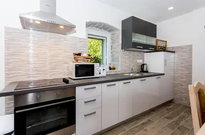 Kuhinja ili čajna kuhinja u objektu Apartmani Rebac