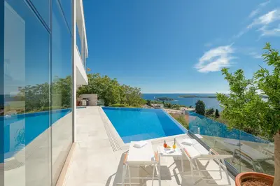Bazen u objektu Villa Anabel ili u blizini
