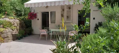 Vrt u objektu Studio apartments Roza - A charming oasis in the centre of Makarska