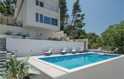 Bazen u objektu 4 Bedroom Amazing Home In Podstrana ili u blizini