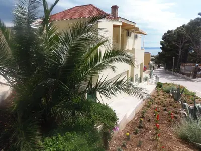 Vrt u objektu Studio Apartments Marija with private parking