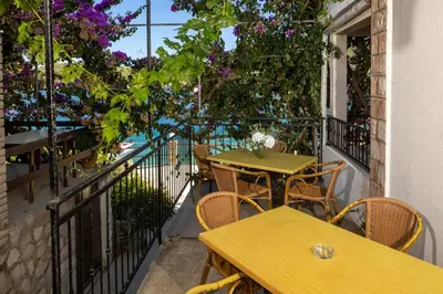 Bazen u objektu Apartmani Nikola ili u blizini