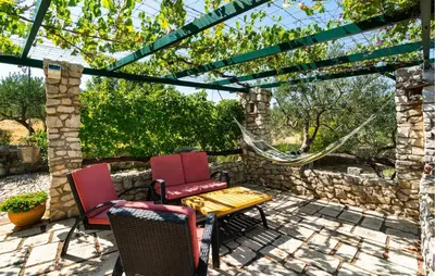Vrt u objektu One-Bedroom Holiday Home In Povlja