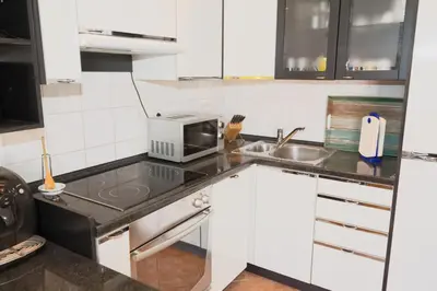 Kuhinja ili čajna kuhinja u objektu Apartman Magdalena Galileo sa pogledom na more i plazu