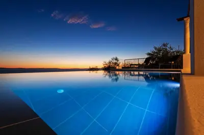 Bazen u objektu A brand NEW VILLA - Infinity ili u blizini