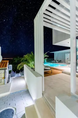 Bazen u objektu Luxury Villa Complex ili u blizini