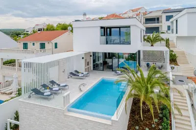 Bazen u objektu Luxury Villa Complex ili u blizini