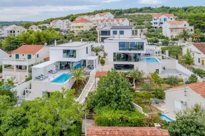 Bazen u objektu Luxury Villa Complex ili u blizini