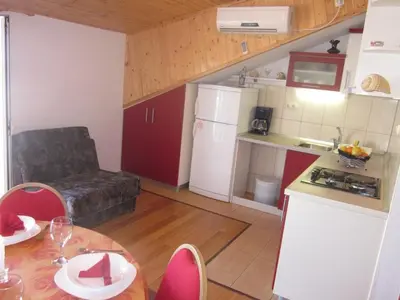 Kuhinja ili čajna kuhinja u objektu Apartment in Hvar town with sea view, terrace, air conditioning, Wi-Fi (3666-4)