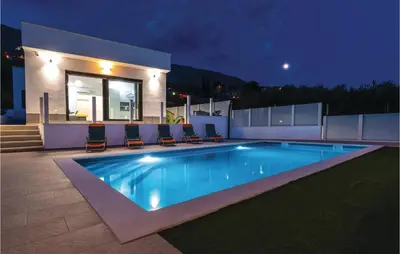 Bazen u objektu Lovely Home In Srinjine ili u blizini