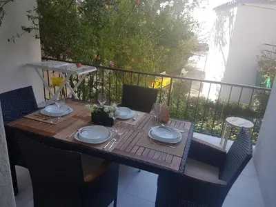 Balkon ili terasa u objektu Beach apartment in the center of Brela