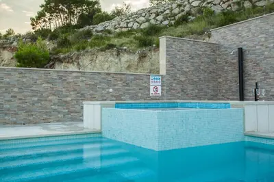 Bazen u objektu Apartments Pušić ili u blizini