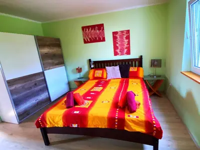 Krevet ili kreveti u jedinici u objektu Modern Red & Blue Apartment