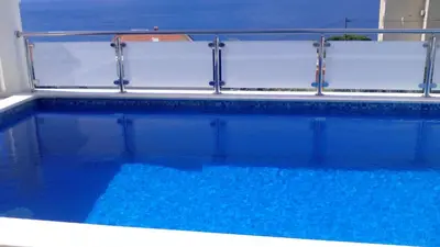Bazen u objektu Apartments with a swimming pool Mali Rat (Omis) - 9698 ili u blizini