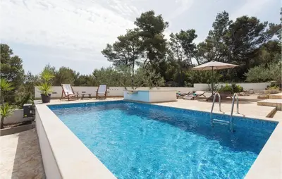 Bazen u objektu Awesome Home In Sutivan ili u blizini
