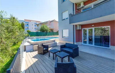 Bazen u objektu Two-Bedroom Apartment In Podstrana ili u blizini
