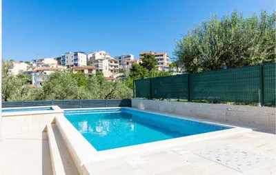 Bazen u objektu Two-Bedroom Apartment In Podstrana ili u blizini