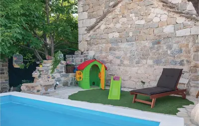 Bazen u objektu Gorgeous Home In Srinjine ili u blizini
