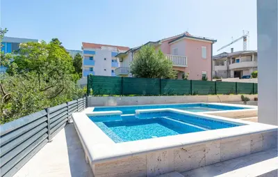 Bazen u objektu One-Bedroom Apartment In Podstrana ili u blizini