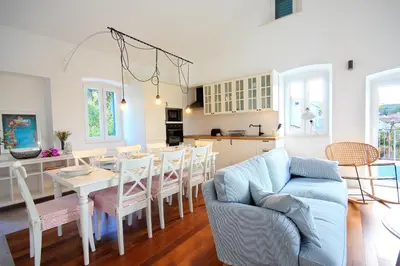 Kuhinja ili čajna kuhinja u objektu Island stonehouse villa Kala mendula