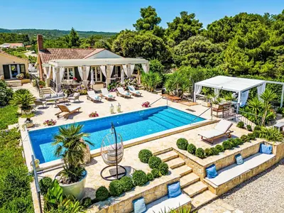 Bazen u objektu Holiday Home Villa Mutnik by Interhome ili u blizini