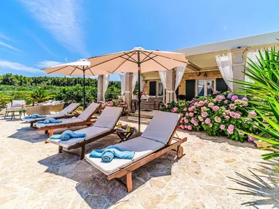 Vrt u objektu Holiday Home Villa Mutnik by Interhome