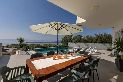 Bazen u objektu Luxury villa Mae in Makarska, pool and gym ili u blizini