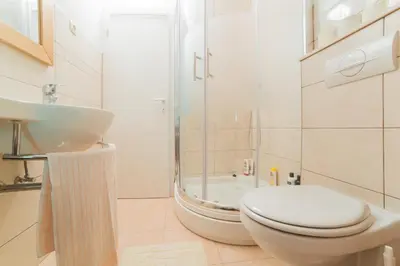 Kupaonica u objektu Stonehouse Korlat with open-air jacuzzi