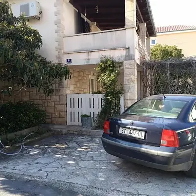 Apartments with parking space Supetar