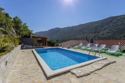 Pogled na planine ili pogled na planine iz vikendica