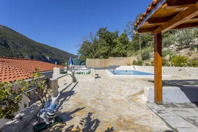 Pogled na planine ili pogled na planine iz vikendica