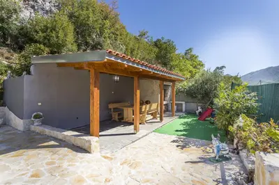 Pogled na planine ili pogled na planine iz vikendica