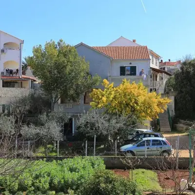 Apartments with parking space Supetar