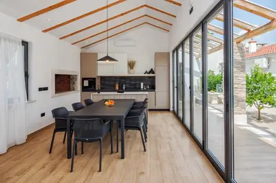Kuhinja ili čajna kuhinja u objektu Holiday House de Finis
