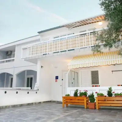 Apartments with parking space Baska Voda