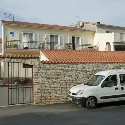 Apartments with parking space Supetar