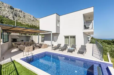 Bazen u objektu Villa Lipa ili u blizini