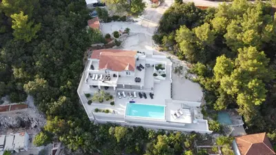 Bazen u objektu HOLIDAY HVAR lux ili u blizini