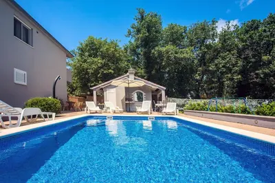 Bazen u objektu Apartment Villa Antony ili u blizini