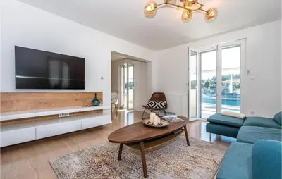 TV i/ili zabavni centar u objektu Cozy Home In Milna With House Sea View